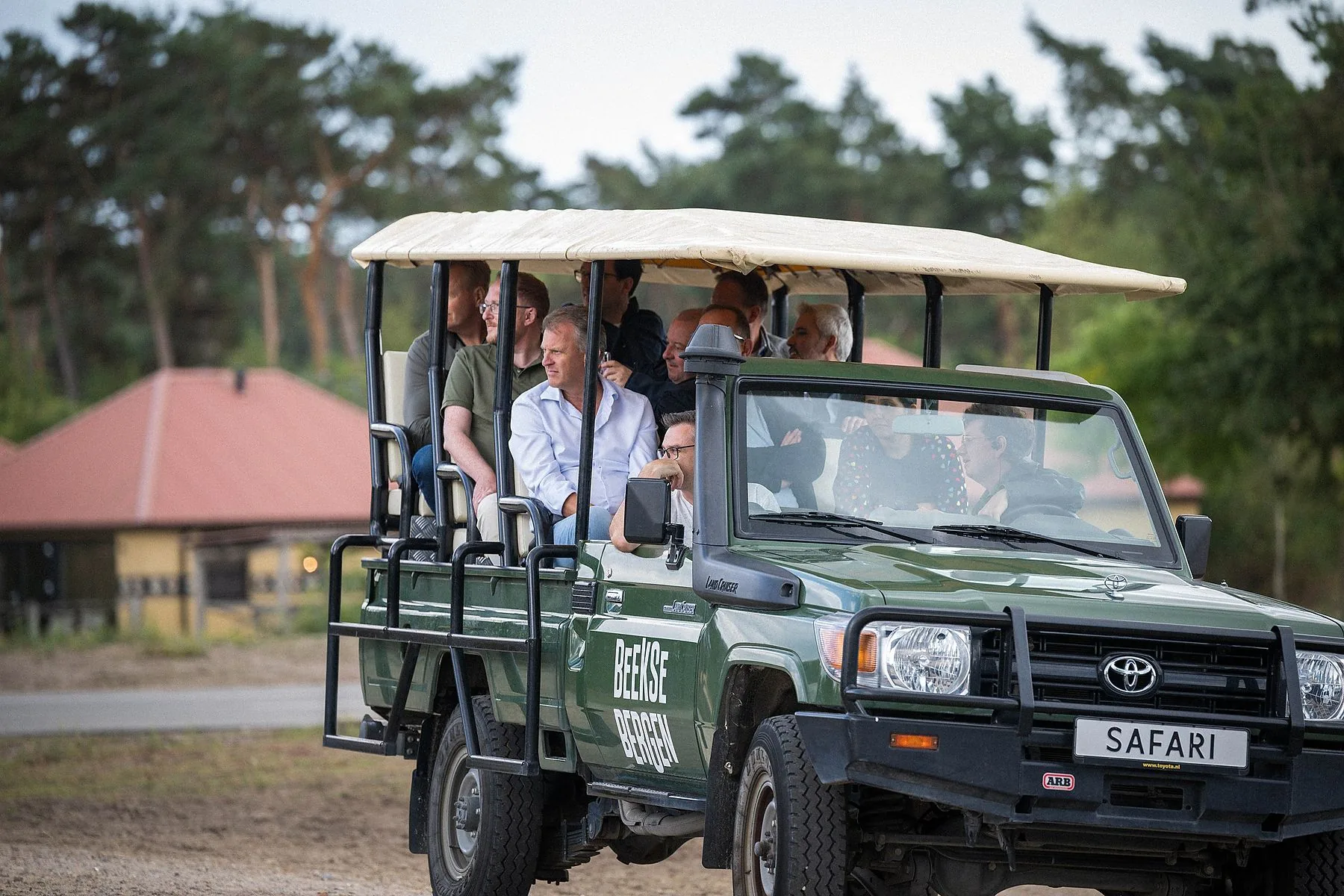 Gezelschap in een safarijeep van Beekse Bergen
