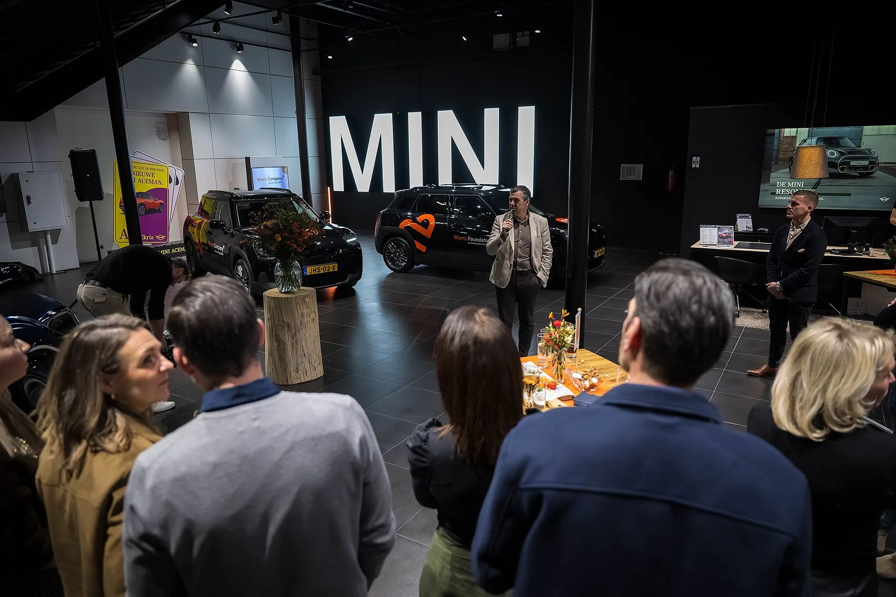 Productpresentatie in een autoshowroom met publiek